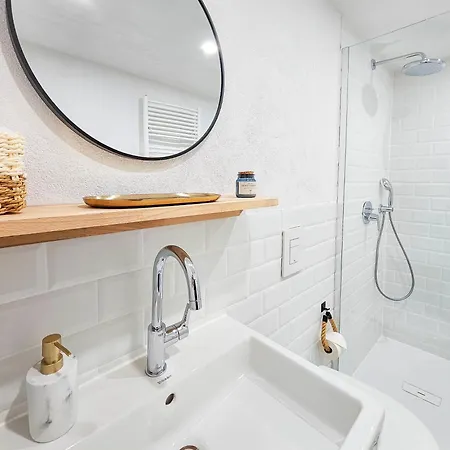 Apartment Entire For Groups With 4 Bedrooms Near Rhine Falls & Zurich Airport